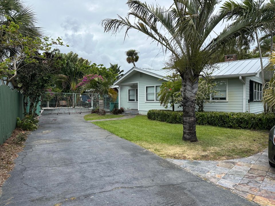 For Rent: $4,750 (3 beds, 2 baths, 2054 Square Feet)