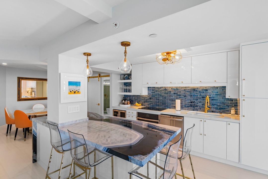 合同活跃: $13,000 (2 贝兹, 2 浴室, 1642 平方英尺)