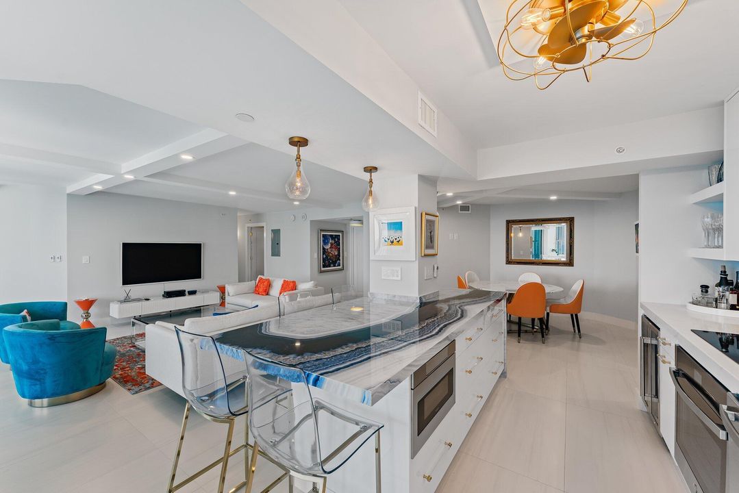 合同活跃: $13,000 (2 贝兹, 2 浴室, 1642 平方英尺)