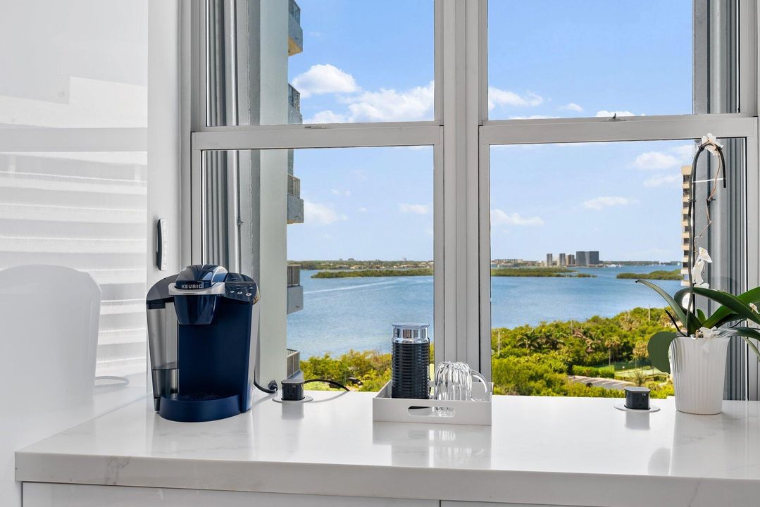 合同活跃: $13,000 (2 贝兹, 2 浴室, 1642 平方英尺)