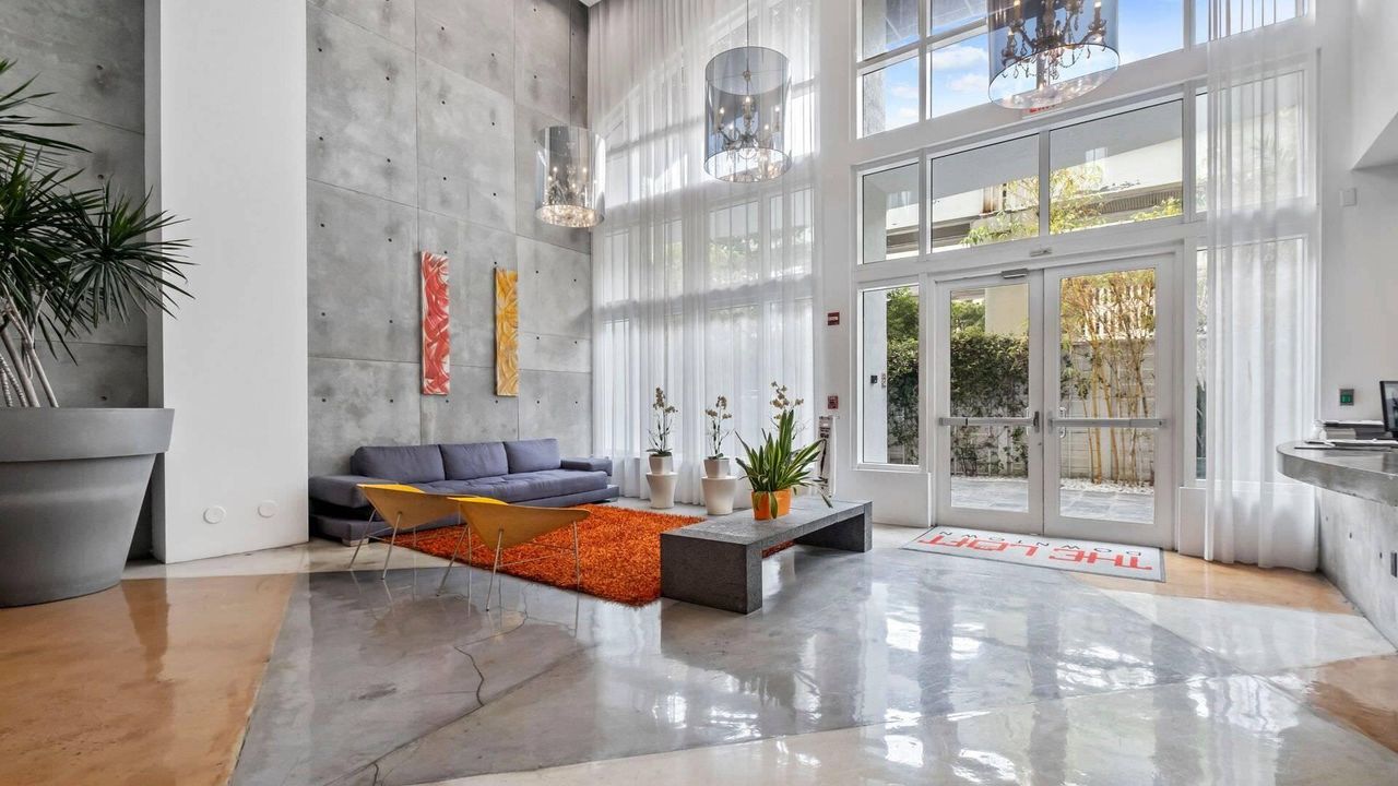 For Sale: $275,000 (1 beds, 1 baths, 738 Square Feet)