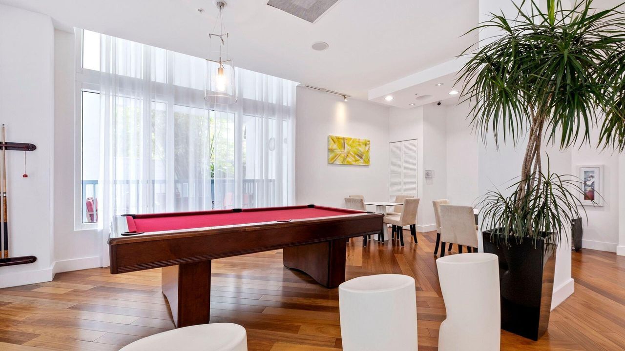 For Sale: $275,000 (1 beds, 1 baths, 738 Square Feet)