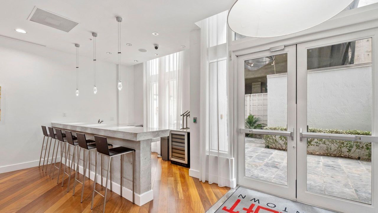 For Sale: $275,000 (1 beds, 1 baths, 738 Square Feet)