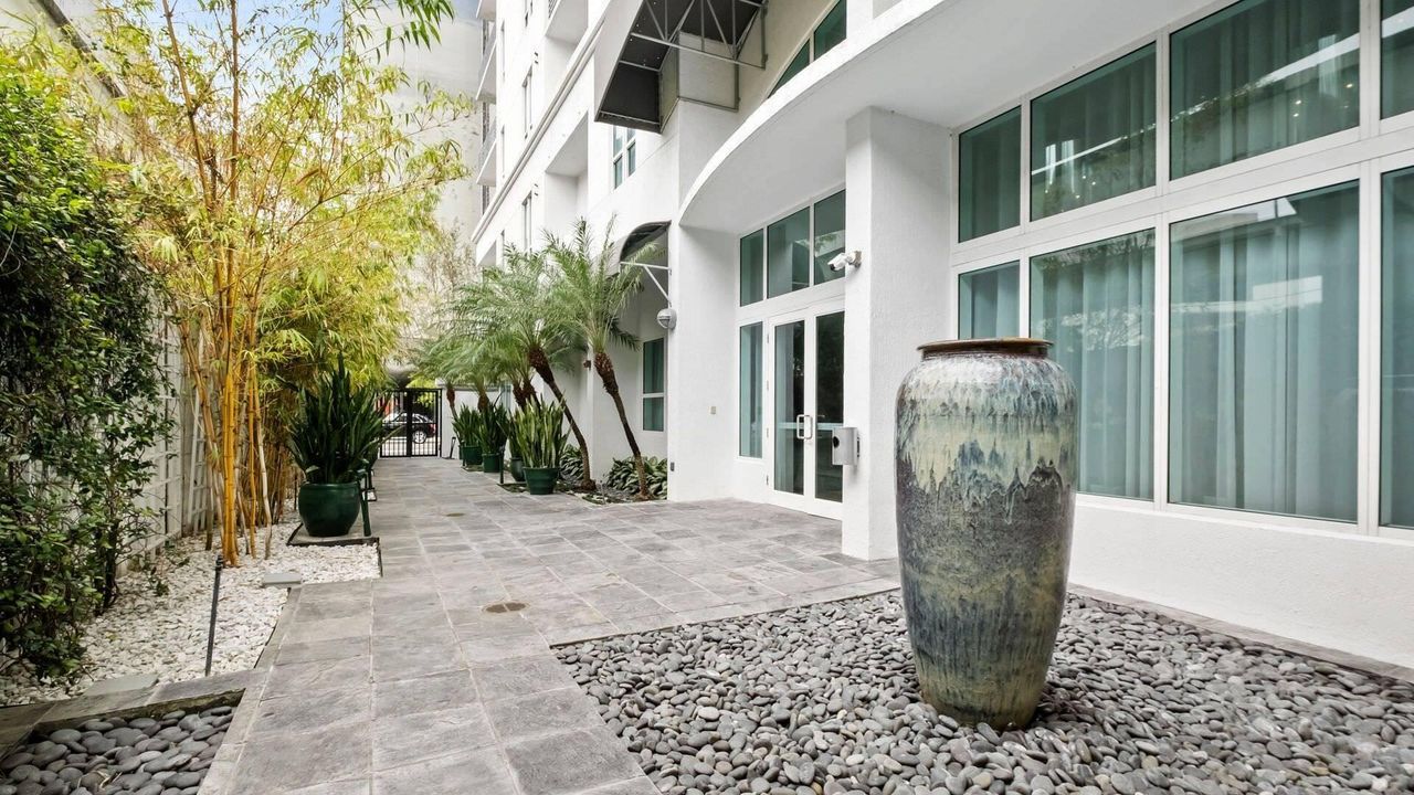 For Sale: $275,000 (1 beds, 1 baths, 738 Square Feet)