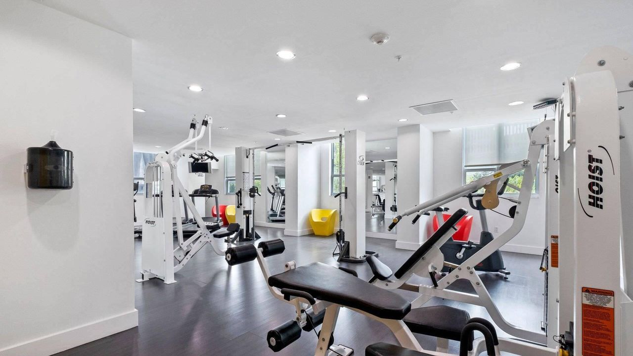 For Sale: $275,000 (1 beds, 1 baths, 738 Square Feet)