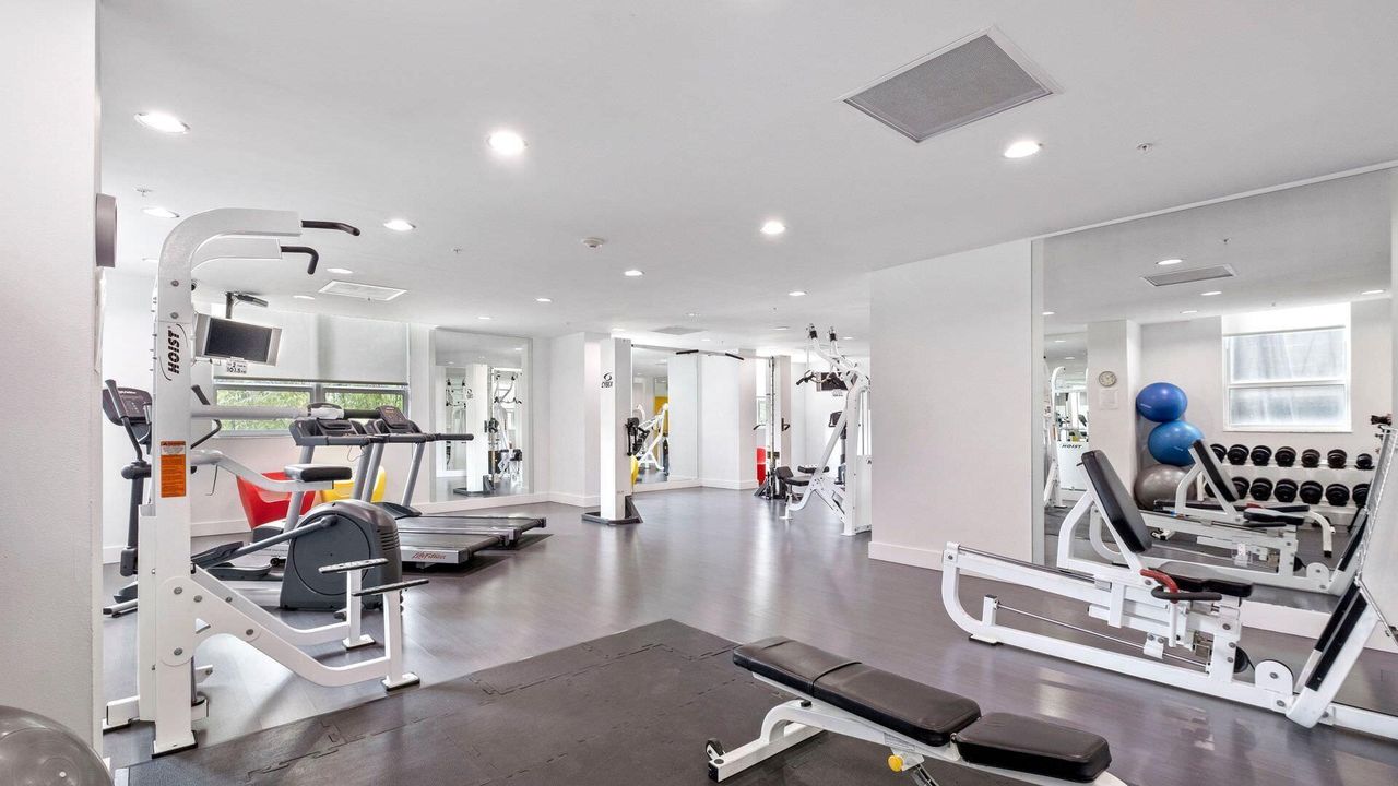 For Sale: $275,000 (1 beds, 1 baths, 738 Square Feet)