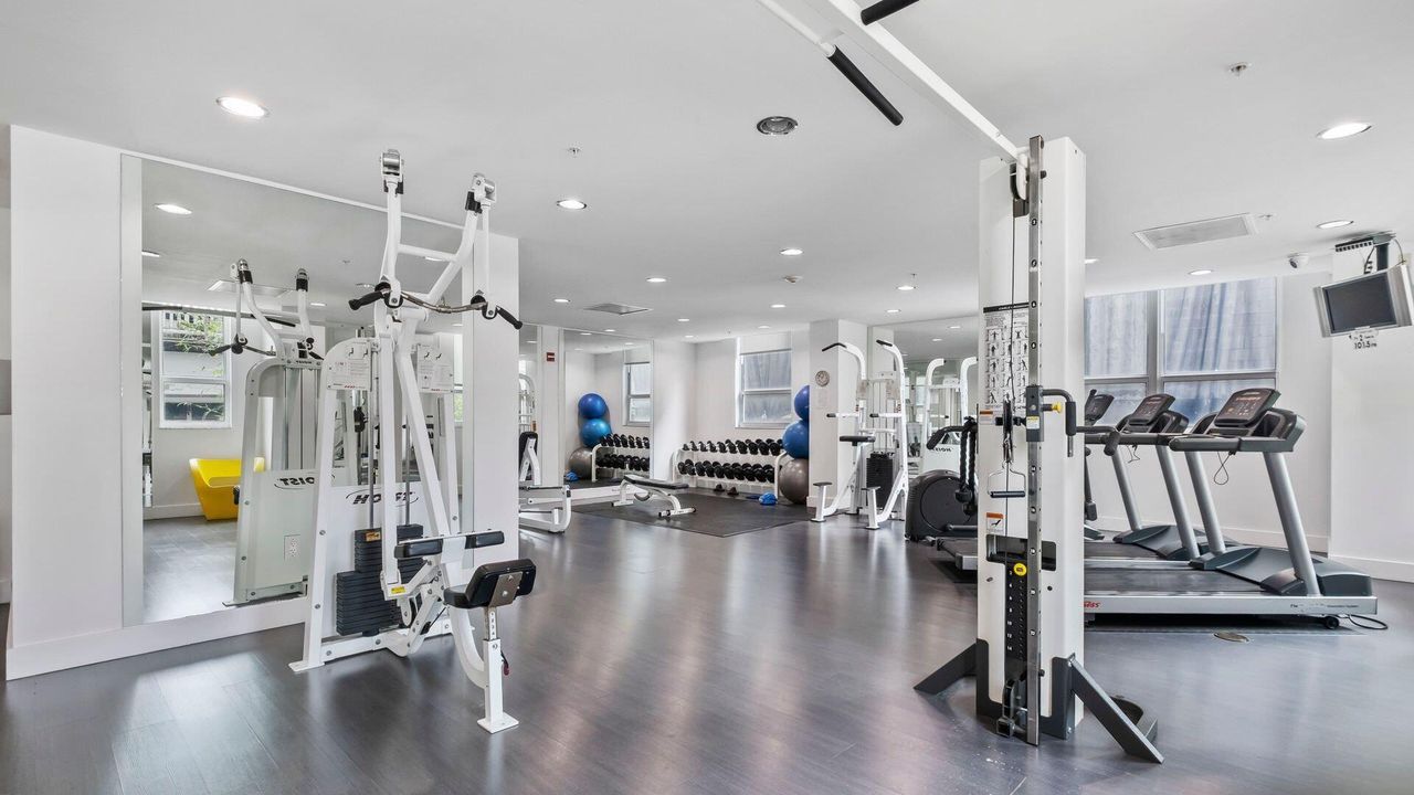 For Sale: $275,000 (1 beds, 1 baths, 738 Square Feet)