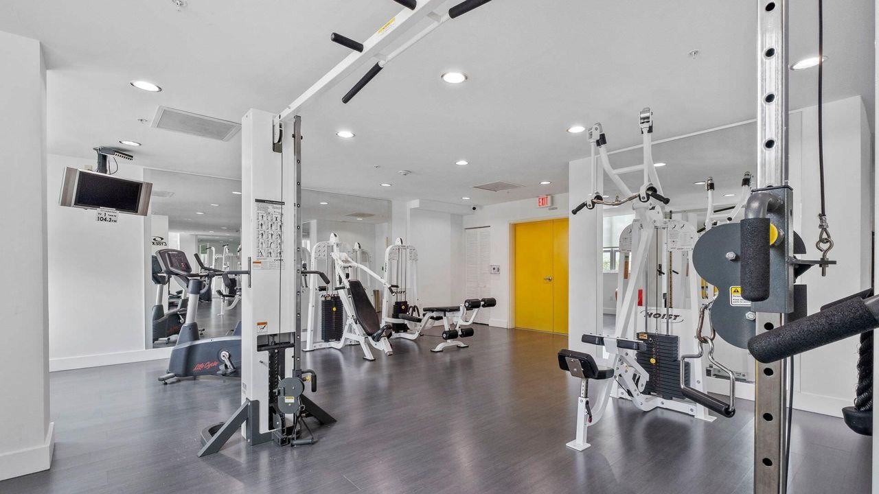 For Sale: $275,000 (1 beds, 1 baths, 738 Square Feet)