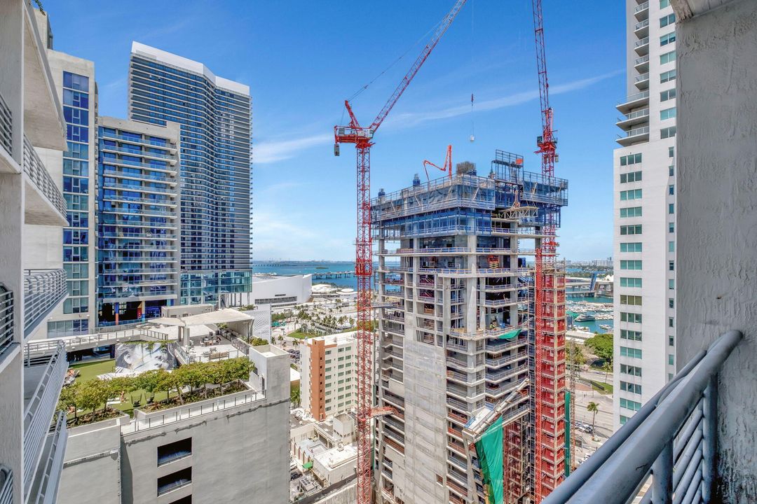 For Sale: $275,000 (1 beds, 1 baths, 738 Square Feet)