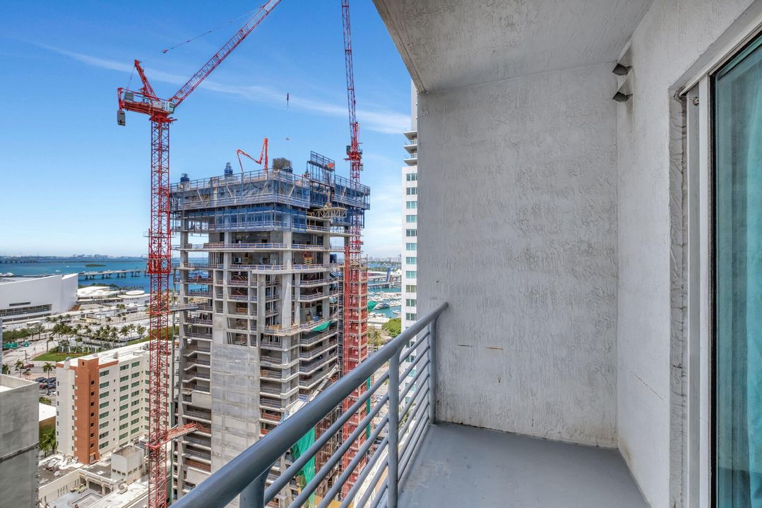 For Sale: $275,000 (1 beds, 1 baths, 738 Square Feet)