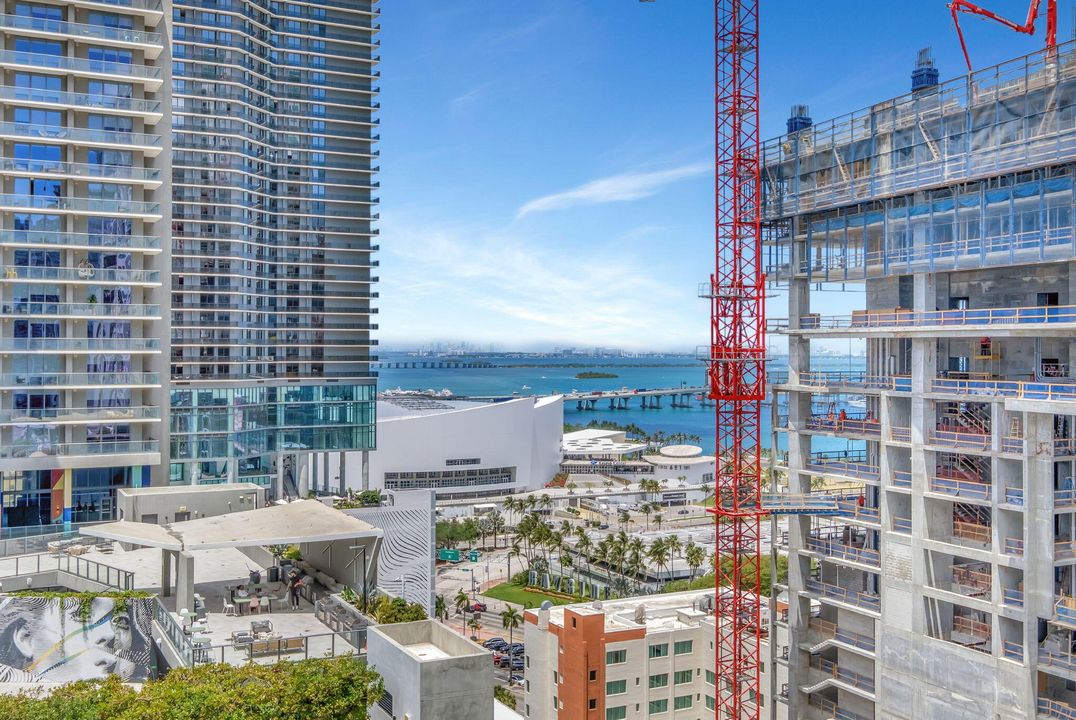 For Sale: $275,000 (1 beds, 1 baths, 738 Square Feet)