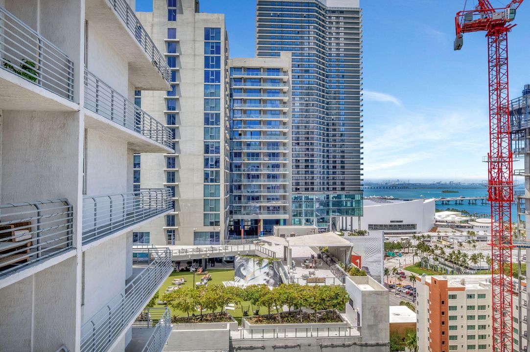 For Sale: $275,000 (1 beds, 1 baths, 738 Square Feet)