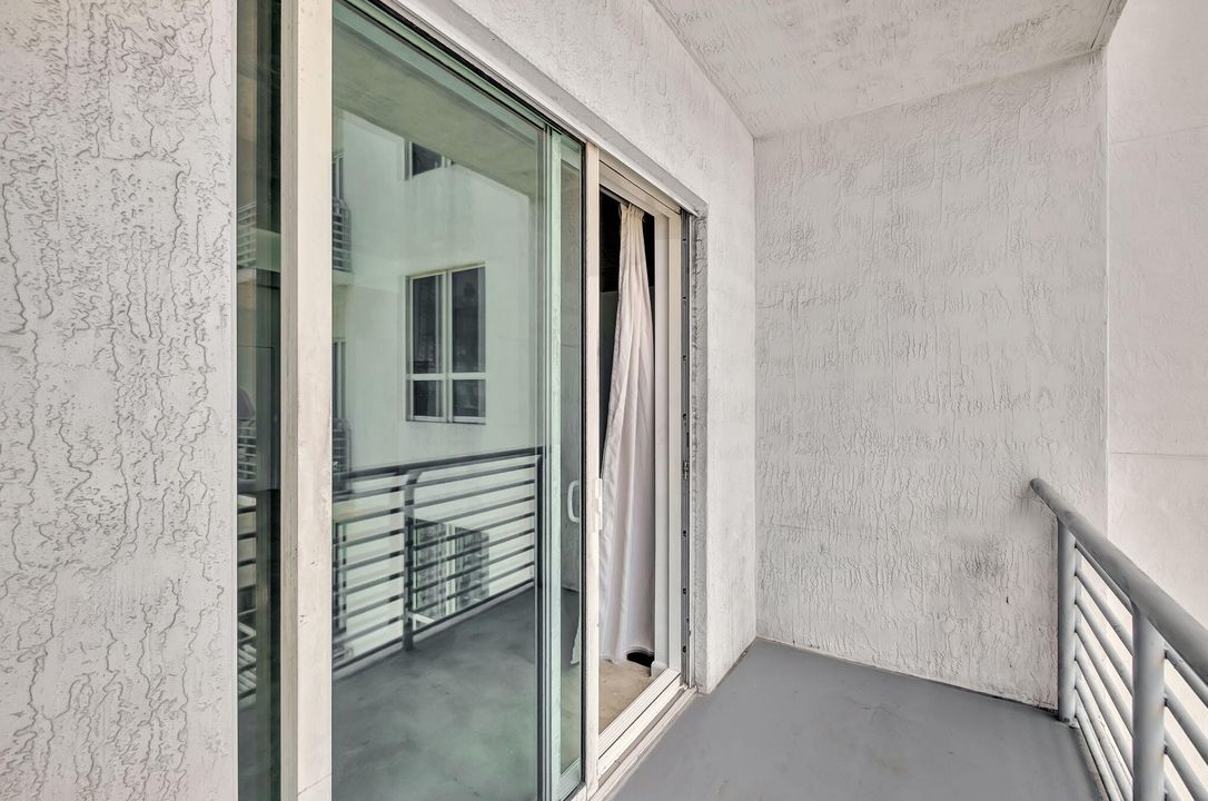 For Sale: $275,000 (1 beds, 1 baths, 738 Square Feet)