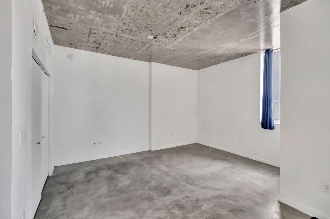 For Sale: $275,000 (1 beds, 1 baths, 738 Square Feet)