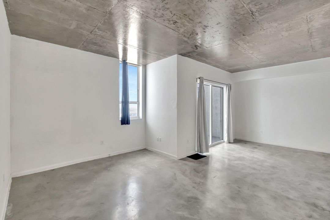 For Sale: $275,000 (1 beds, 1 baths, 738 Square Feet)