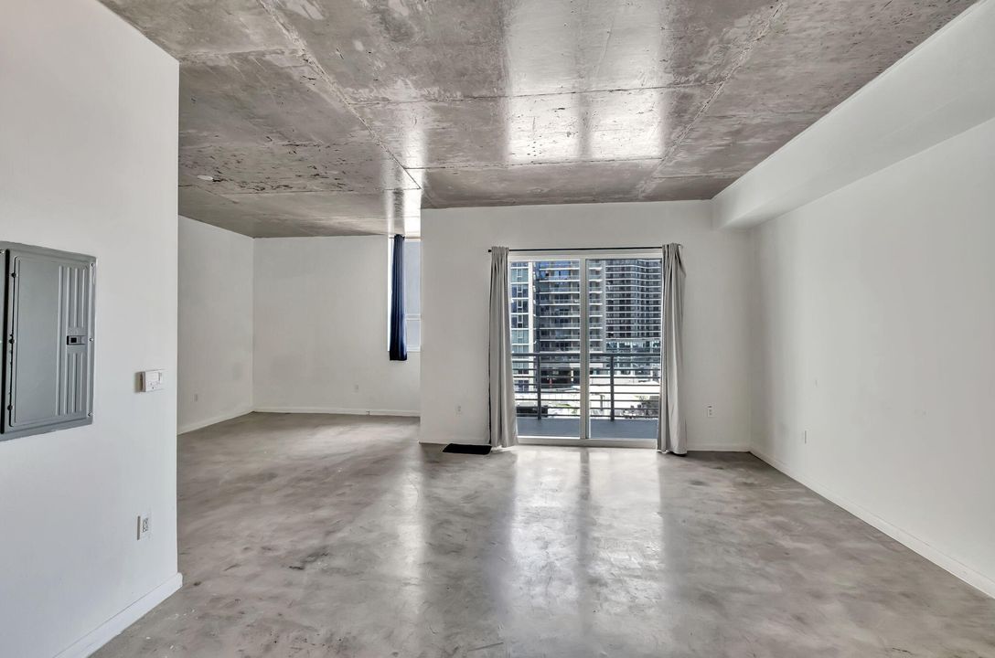 For Sale: $275,000 (1 beds, 1 baths, 738 Square Feet)