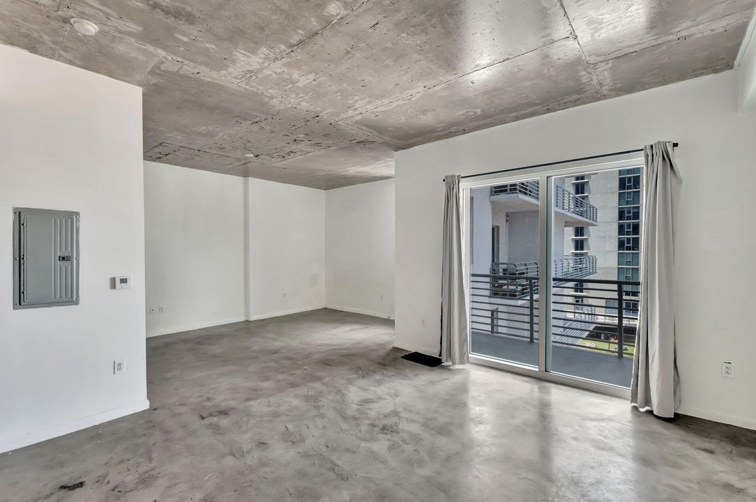 For Sale: $275,000 (1 beds, 1 baths, 738 Square Feet)