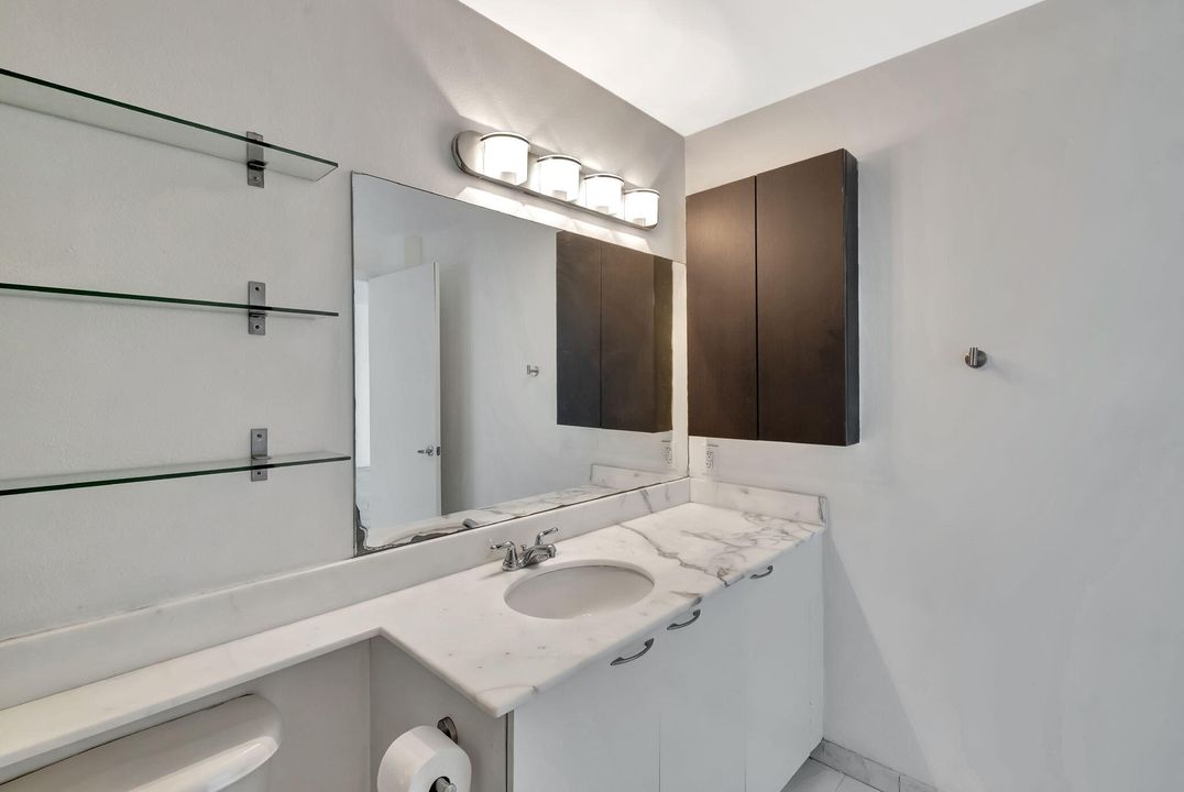 For Sale: $275,000 (1 beds, 1 baths, 738 Square Feet)