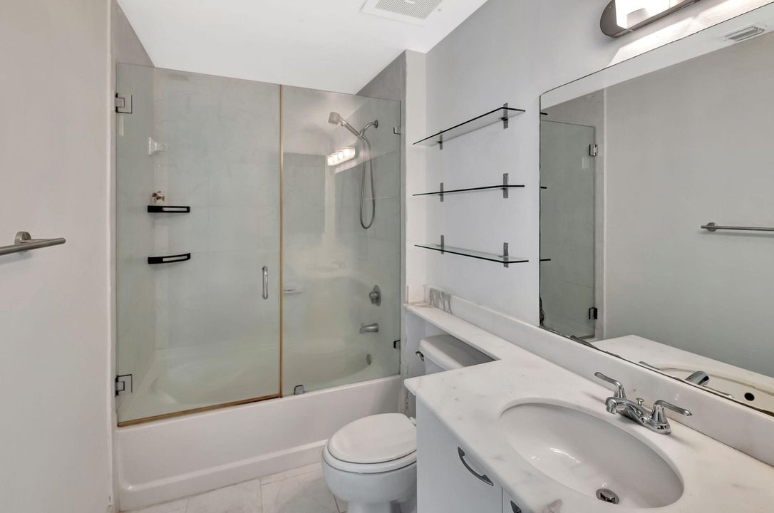 For Sale: $275,000 (1 beds, 1 baths, 738 Square Feet)
