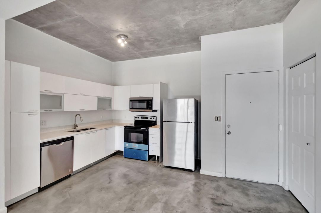 For Sale: $275,000 (1 beds, 1 baths, 738 Square Feet)