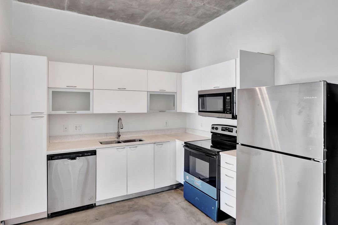 For Sale: $275,000 (1 beds, 1 baths, 738 Square Feet)