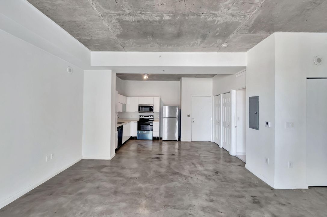 For Sale: $275,000 (1 beds, 1 baths, 738 Square Feet)