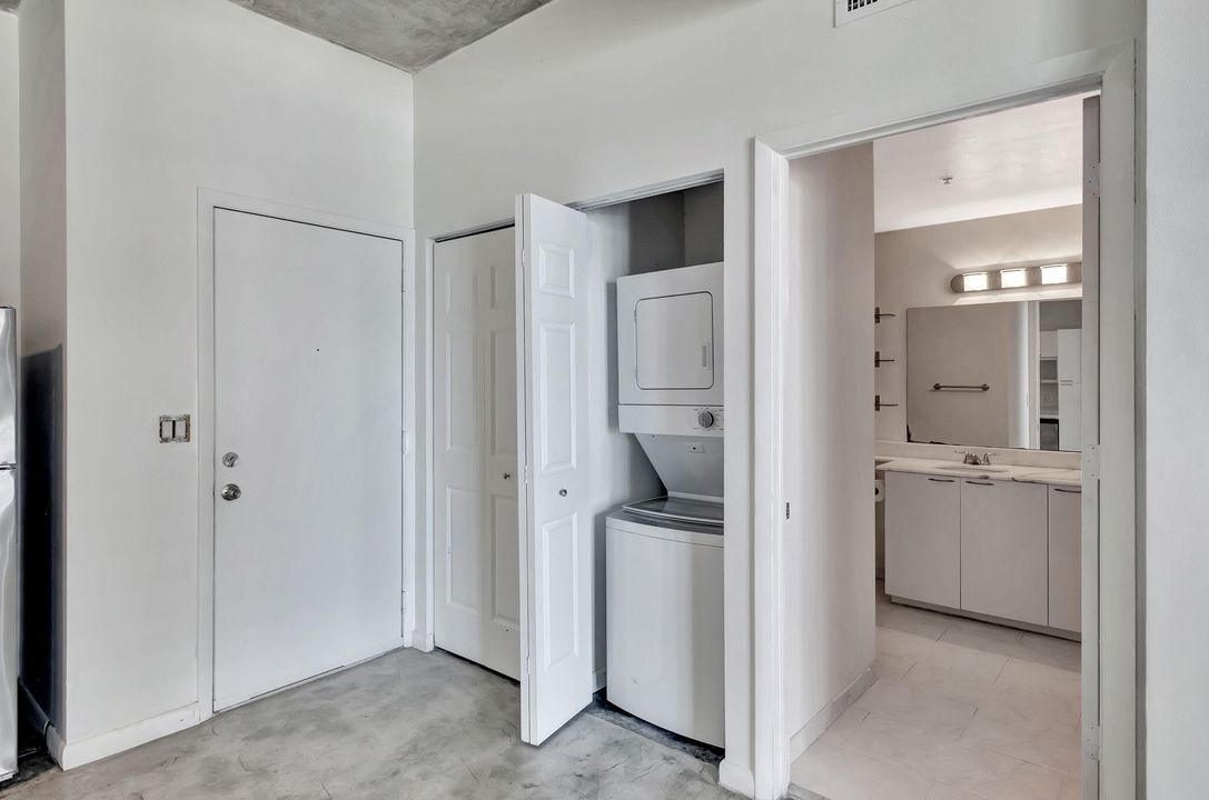 For Sale: $275,000 (1 beds, 1 baths, 738 Square Feet)