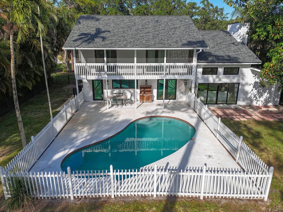 合同活跃: $1,225,000 (4 贝兹, 3 浴室, 2625 平方英尺)