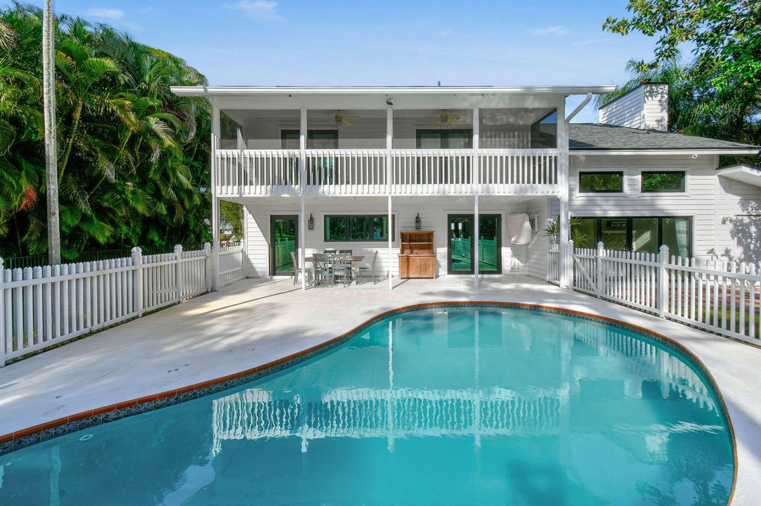 合同活跃: $1,225,000 (4 贝兹, 3 浴室, 2625 平方英尺)