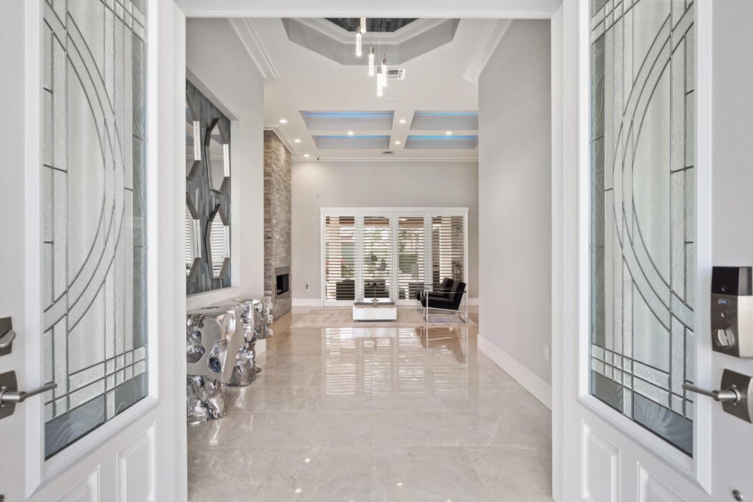 出租: $25,000 (5 贝兹, 4 浴室, 5981 平方英尺)