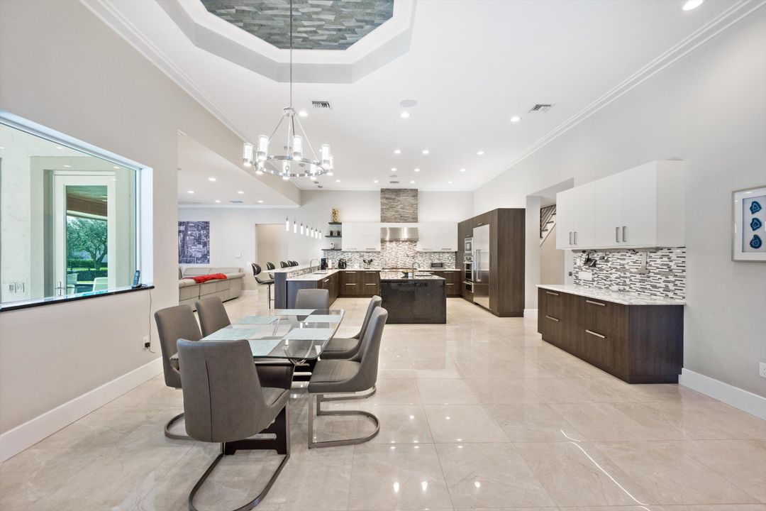 出租: $25,000 (5 贝兹, 4 浴室, 5981 平方英尺)