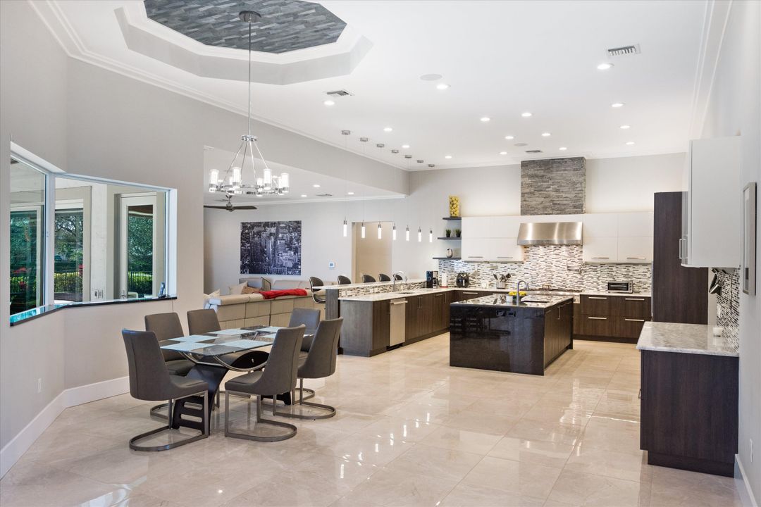 出租: $25,000 (5 贝兹, 4 浴室, 5981 平方英尺)