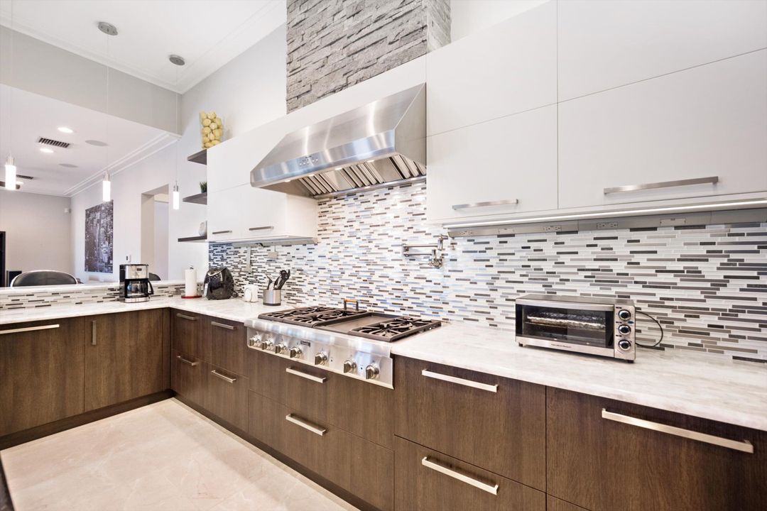 出租: $25,000 (5 贝兹, 4 浴室, 5981 平方英尺)