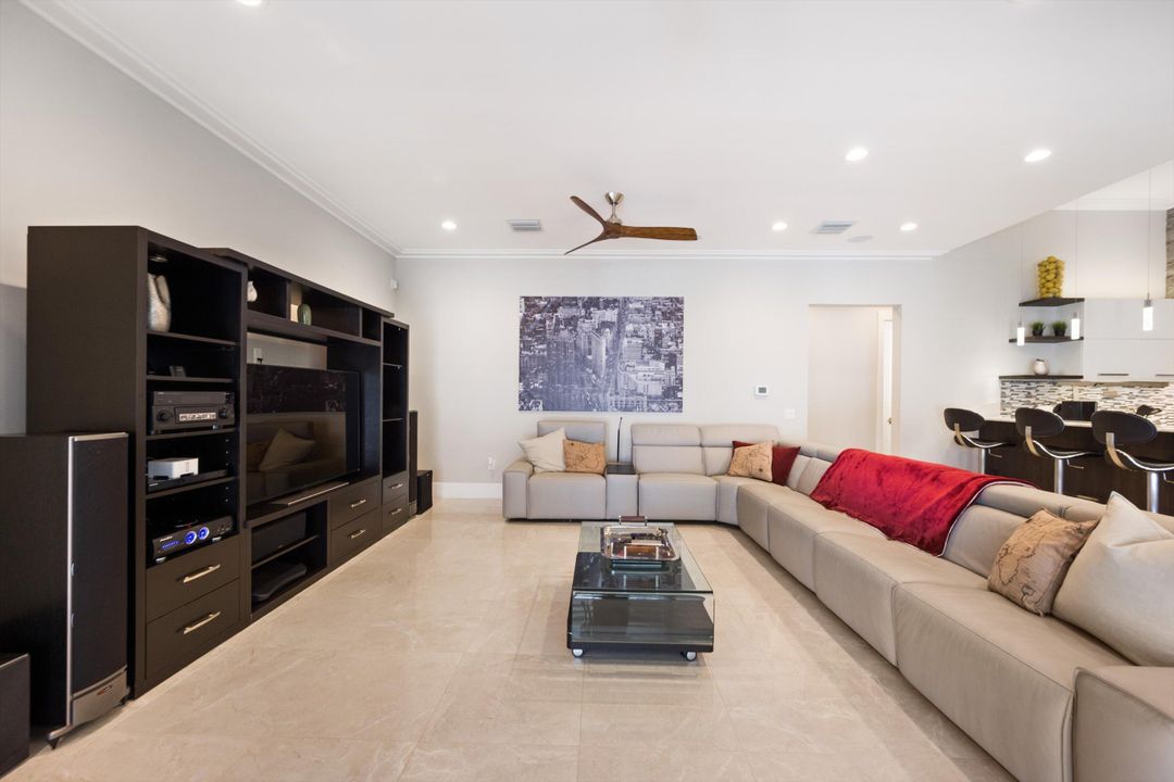 出租: $25,000 (5 贝兹, 4 浴室, 5981 平方英尺)