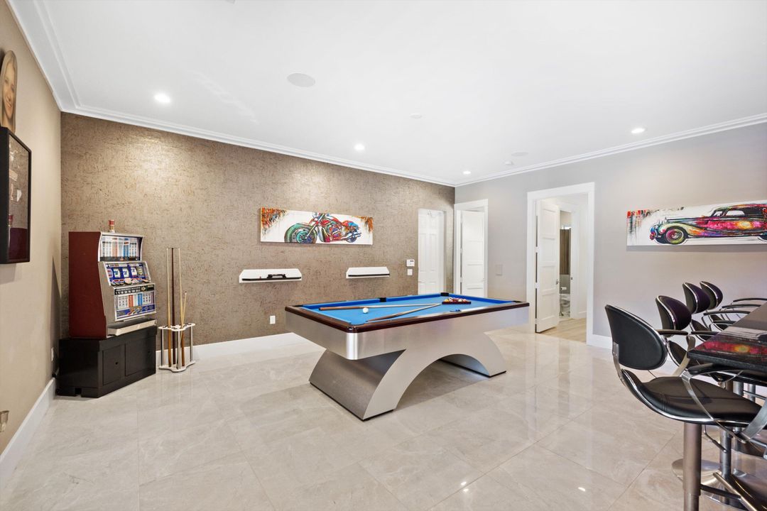 出租: $25,000 (5 贝兹, 4 浴室, 5981 平方英尺)