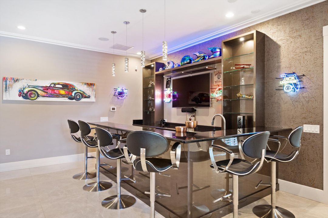 出租: $25,000 (5 贝兹, 4 浴室, 5981 平方英尺)