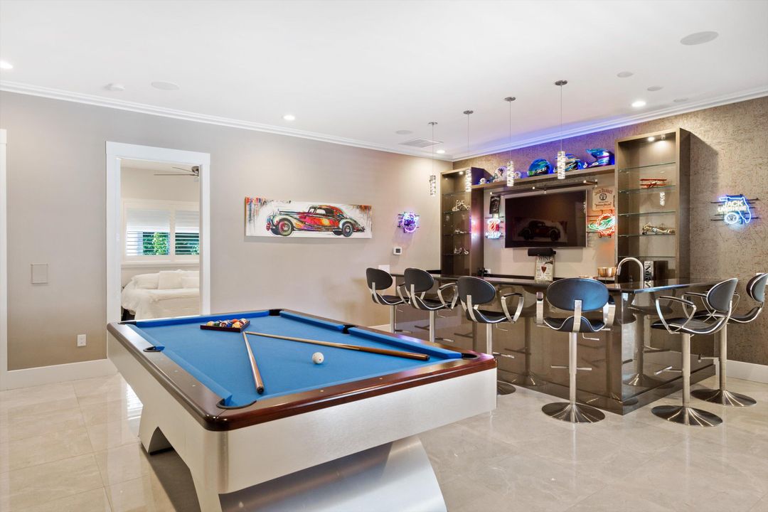 出租: $25,000 (5 贝兹, 4 浴室, 5981 平方英尺)