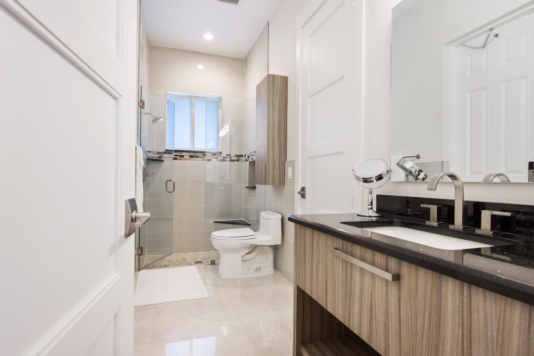 出租: $25,000 (5 贝兹, 4 浴室, 5981 平方英尺)