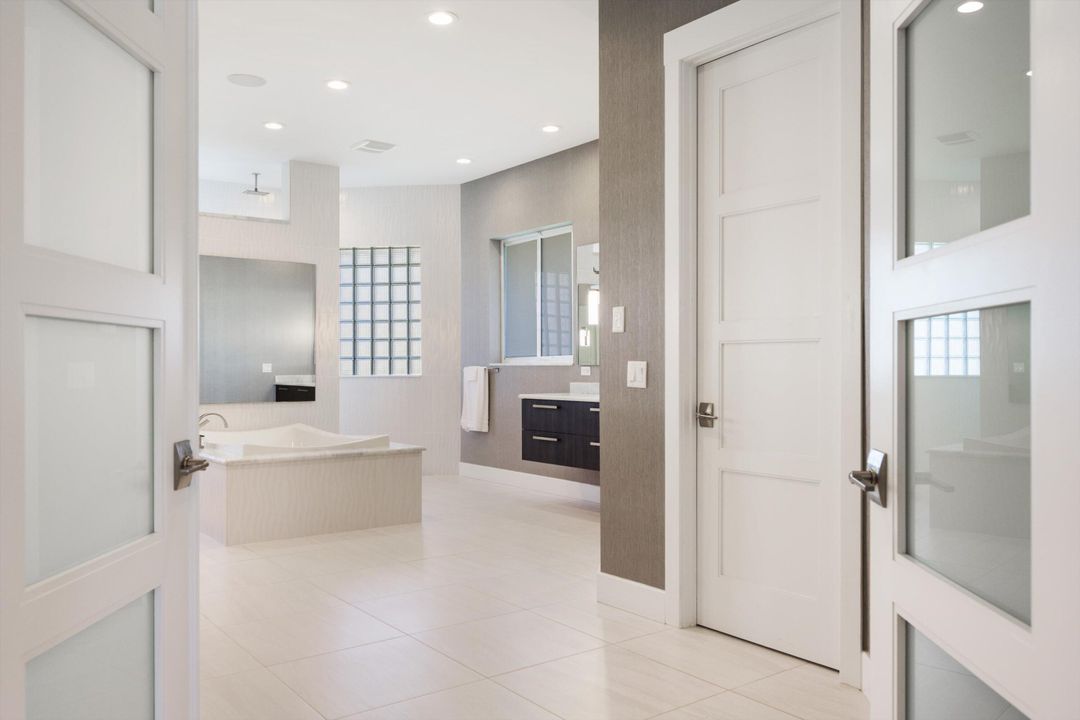 出租: $25,000 (5 贝兹, 4 浴室, 5981 平方英尺)