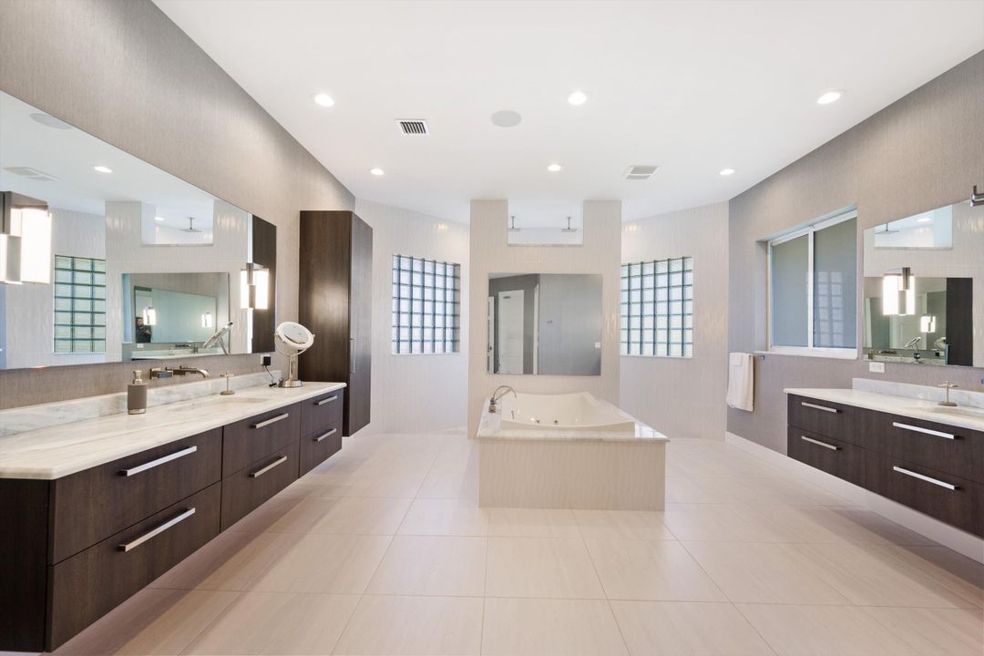 出租: $25,000 (5 贝兹, 4 浴室, 5981 平方英尺)