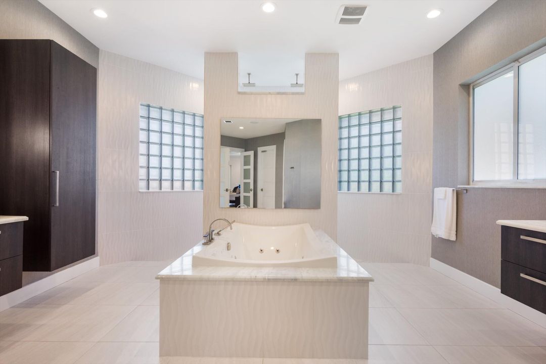 出租: $25,000 (5 贝兹, 4 浴室, 5981 平方英尺)