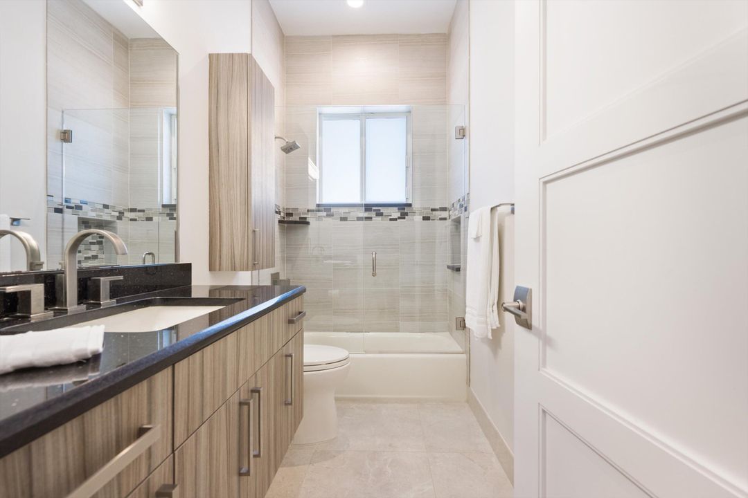 出租: $25,000 (5 贝兹, 4 浴室, 5981 平方英尺)