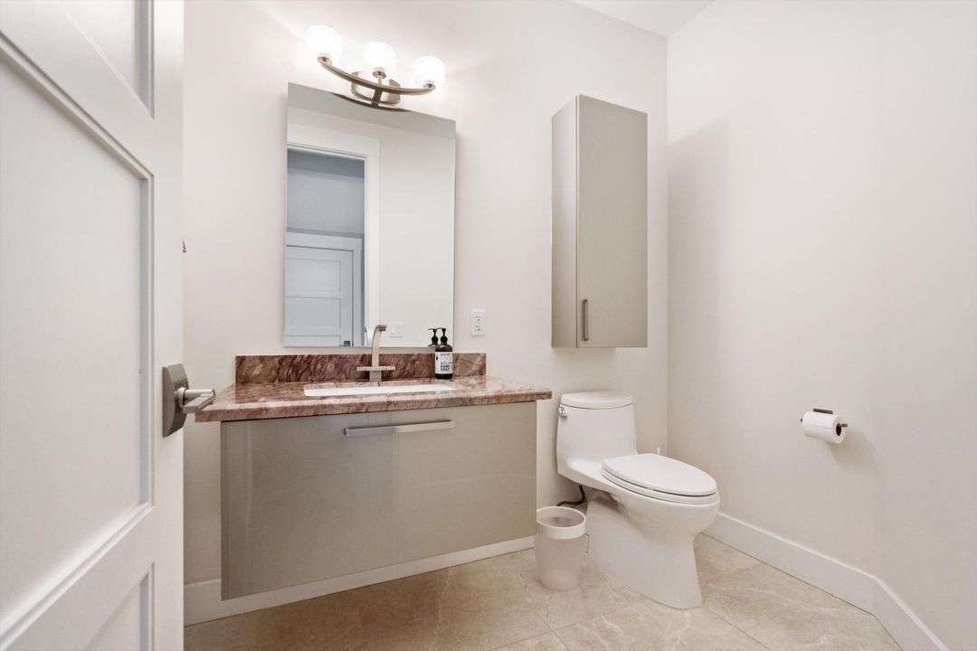 出租: $25,000 (5 贝兹, 4 浴室, 5981 平方英尺)