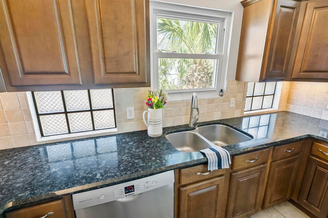 Active With Contract: $899,900 (4 beds, 4 baths, 2536 Square Feet)