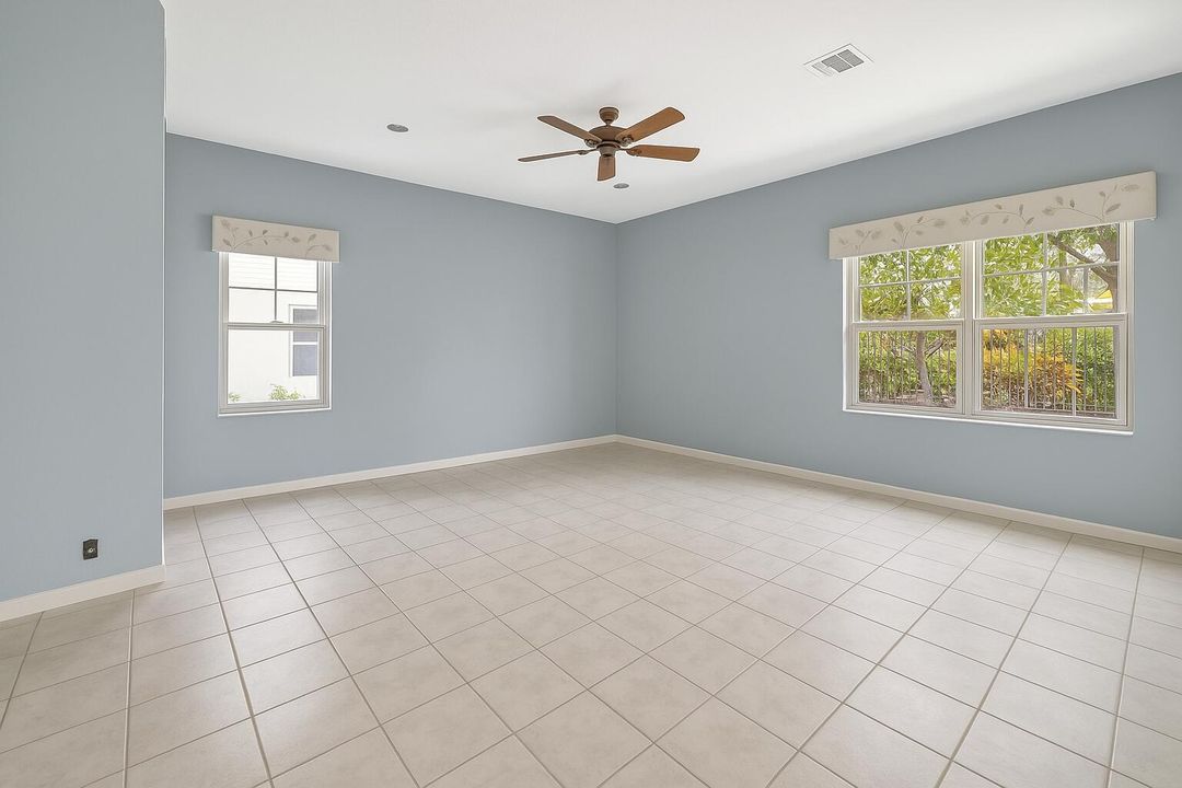 Под контрактом: $895,000 (4 спален, 3 ванн, 2731 Квадратных фут)