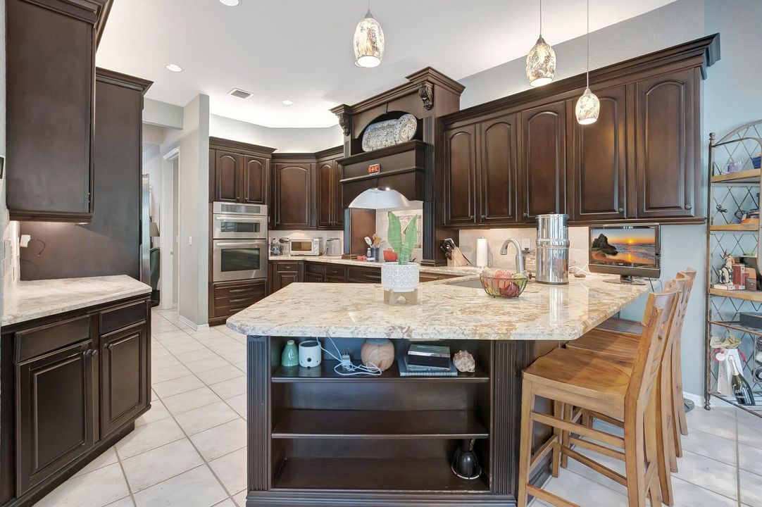 Под контрактом: $895,000 (4 спален, 3 ванн, 2731 Квадратных фут)