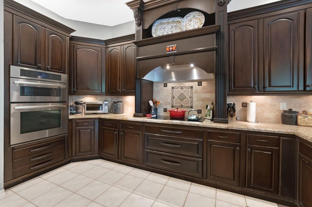 Под контрактом: $895,000 (4 спален, 3 ванн, 2731 Квадратных фут)