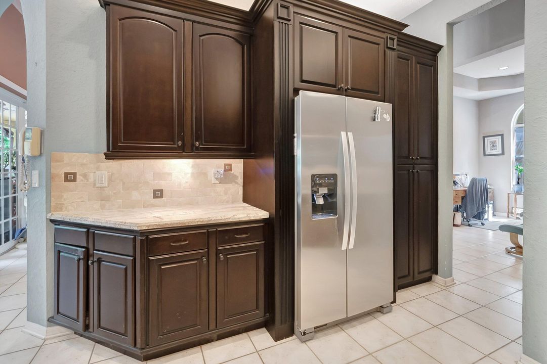 Под контрактом: $895,000 (4 спален, 3 ванн, 2731 Квадратных фут)