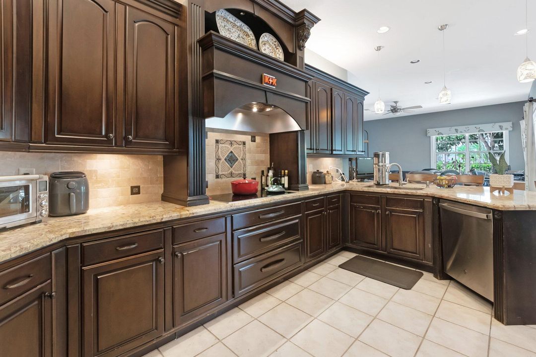 Под контрактом: $895,000 (4 спален, 3 ванн, 2731 Квадратных фут)