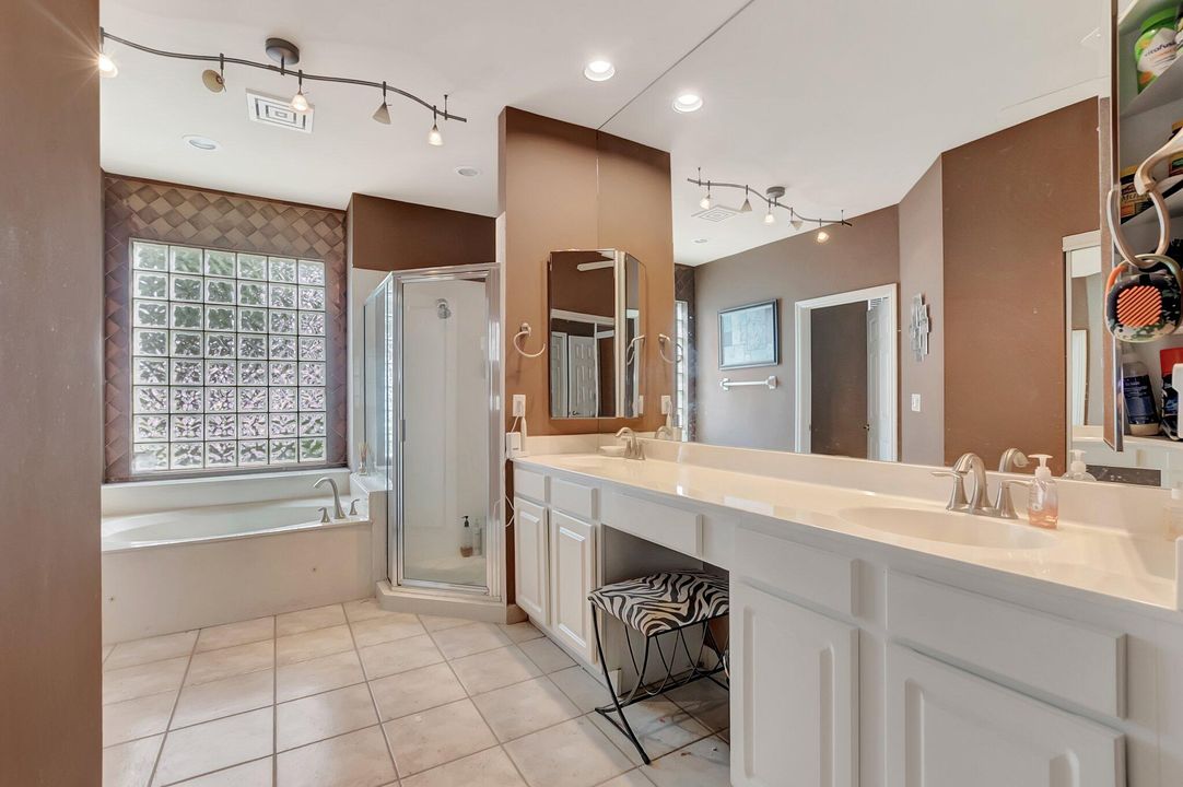 Под контрактом: $895,000 (4 спален, 3 ванн, 2731 Квадратных фут)